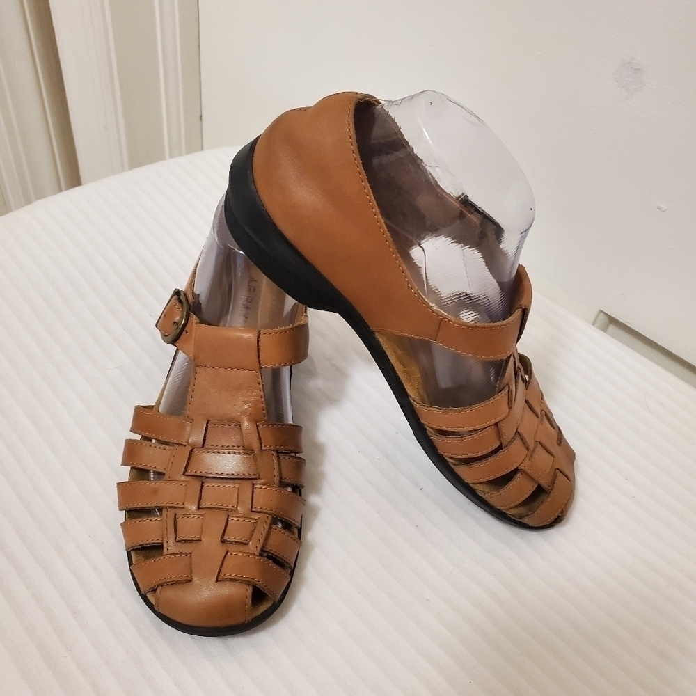 ARRAY Leather Sandals Size 8Wide casual, Weave, buckle close